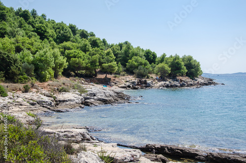 Mittelmeerküste der Insel Murter in Kroatien