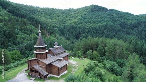 Eglise russe orthodoxe en bois de Sylvanès. En France, dans l’Aveyron en Occitanie. Perdu dans la forêt des Granges de Pessales. Entourée d’arbres et de sapin. Collines.