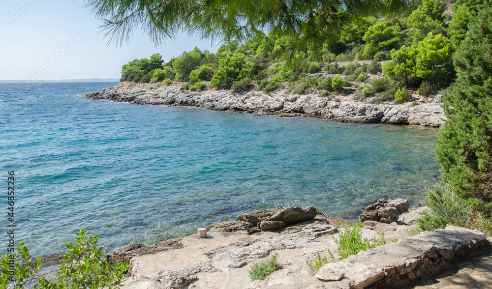 Mittelmeerküste der Insel Murter in Kroatien