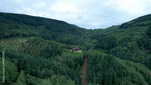 Eglise russe orthodoxe en bois de Sylvanès. En France, dans l’Aveyron en Occitanie. Perdu dans la forêt des Granges de Pessales. Entourée d’arbres et de sapin. Collines.