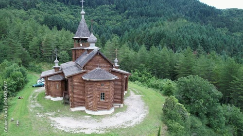 Eglise russe orthodoxe en bois de Sylvanès. En France, dans l’Aveyron en Occitanie. Perdu dans la forêt des Granges de Pessales. Entourée d’arbres et de sapin. Collines.