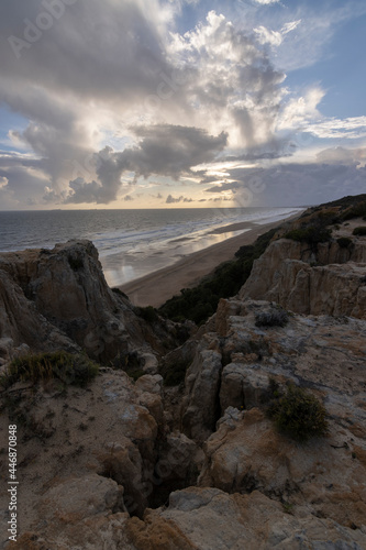 unas vistas de la bella playa de Mazagon, situada en la provincia de Huelva, España. Con sus acantilados , pinos, dunas , vegetacion verde y un cielo con nubes. Atardeceres preciosos