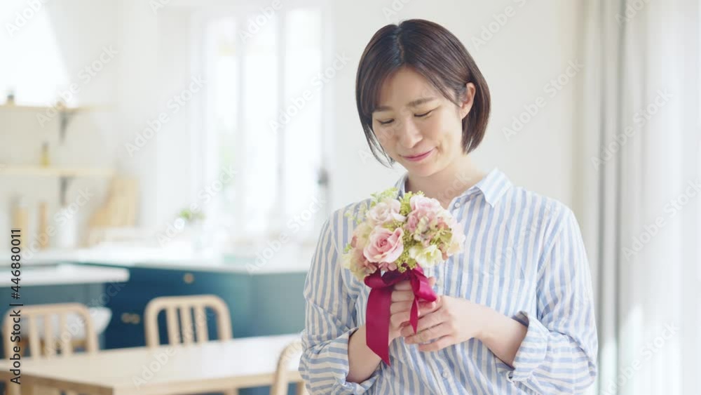 笑顔で花束を持つ女性