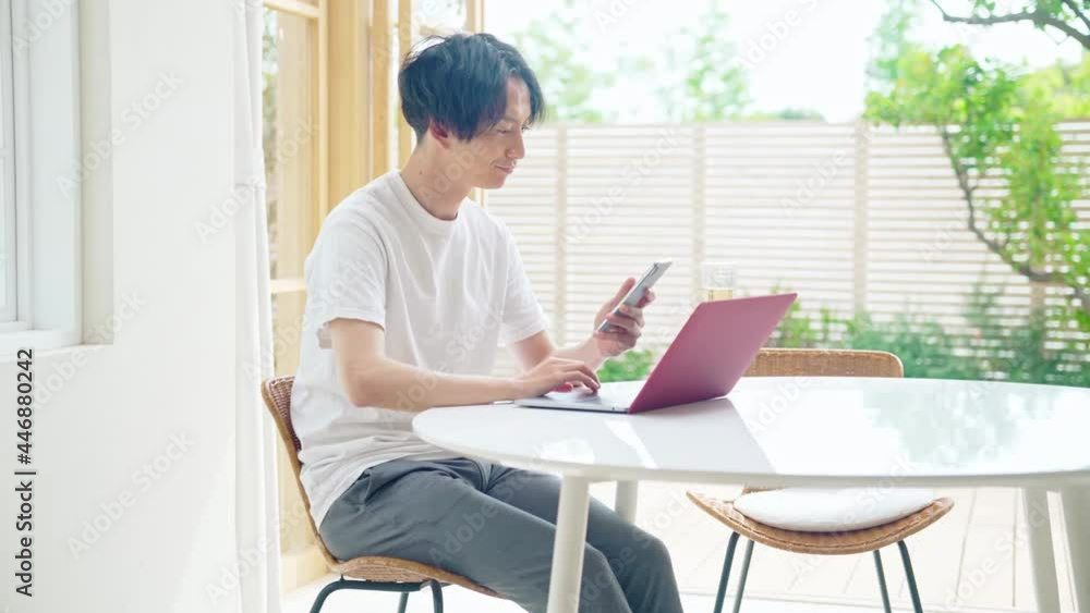 爽やかな部屋で仕事をする男性 テレワーク ワーケーション 爽やかな部屋で仕事をする男性 テレワーク ワーケーション