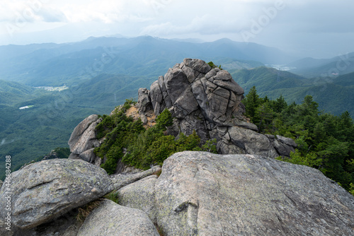夏の瑞牆山の登山道の風景 A view of the trail in summer at Mt.Mizugakiyama. © Hello UG