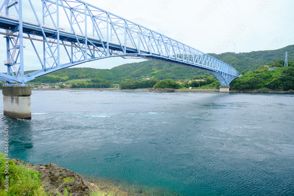 Obraz premium 渦潮の上を繋ぐ黒之瀬戸大橋