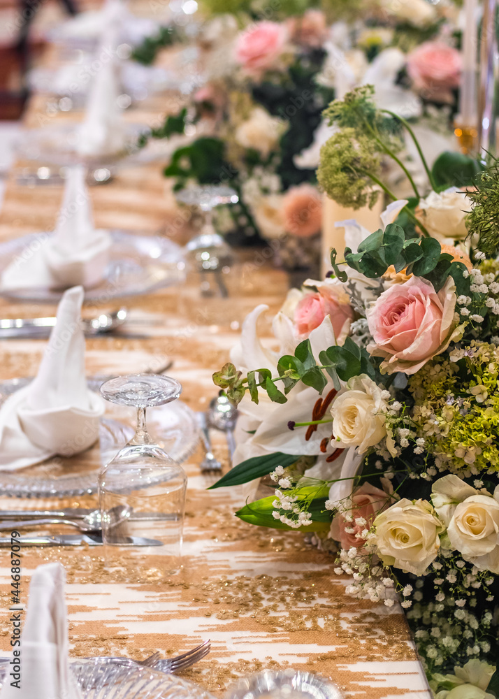 Gold Table Setting with Pink Flowers Gold Table Setting with Pink Flowers