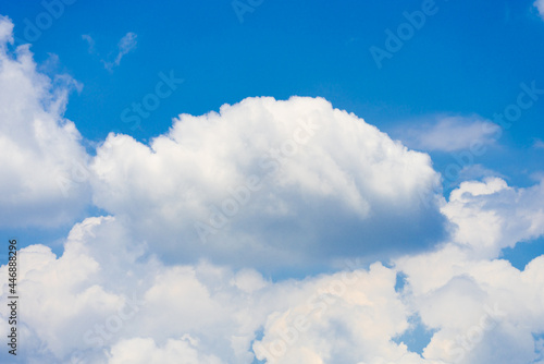 真っ青な夏空に浮かぶ積乱雲