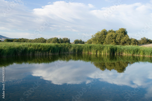 Paisaje de laguna con reflejos en verano.  © Gabrieuskal