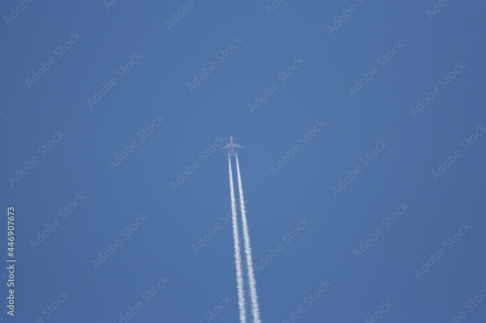 綺麗な青空と飛行機雲
綺麗な青空と飛行機雲