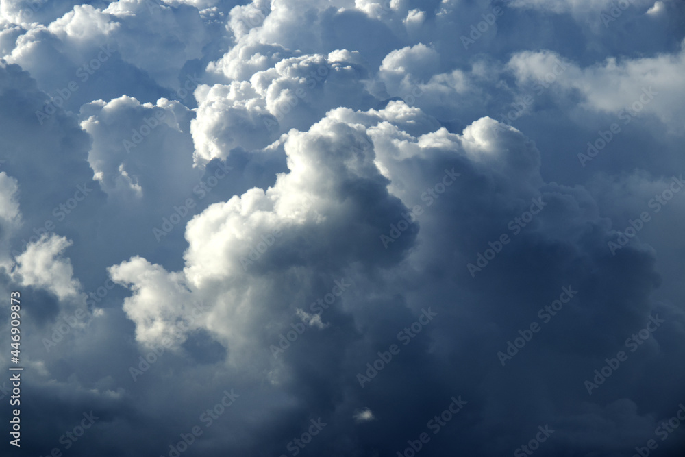 Obraz premium Sunlight going through white fluffy clouds - cloudscape, overcast - cloudscape background