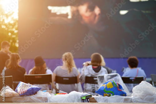Fotografía A group of people watching an open-air cinema screen