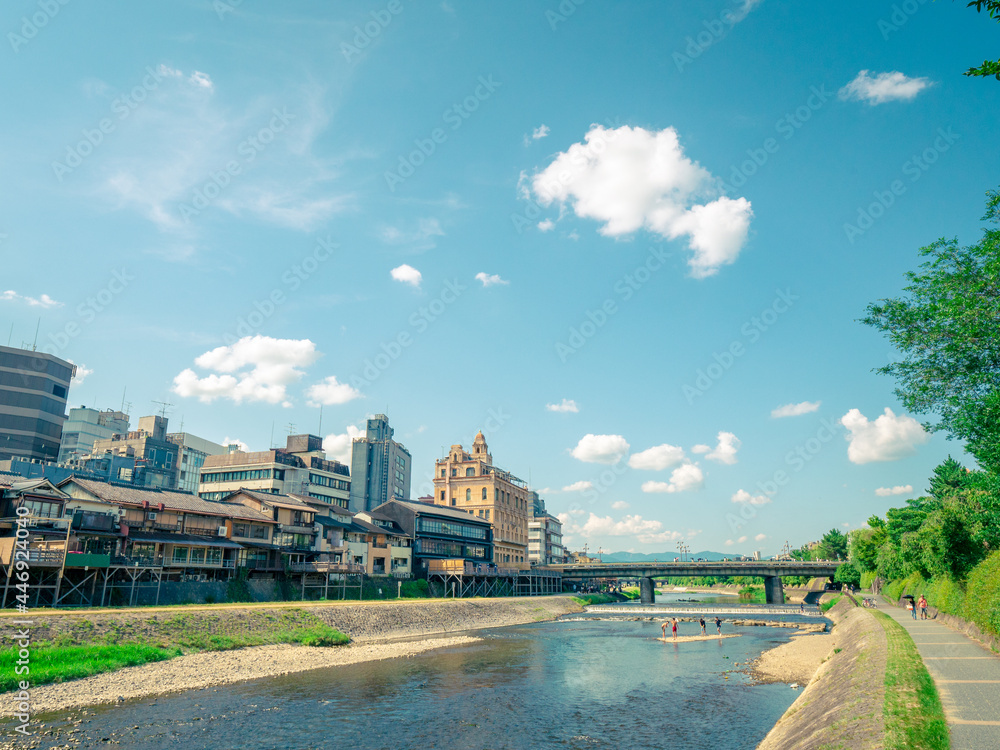 Fototapeta premium 夏の四条大橋と鴨川
