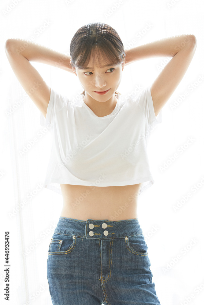 白いTシャツを着た若い女性のポートレート 白いTシャツを着た若い女性のポートレート