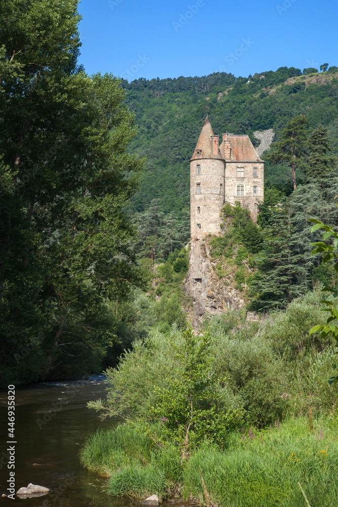 Le château de Lavoûte-Polignac sur les bords de la Loire