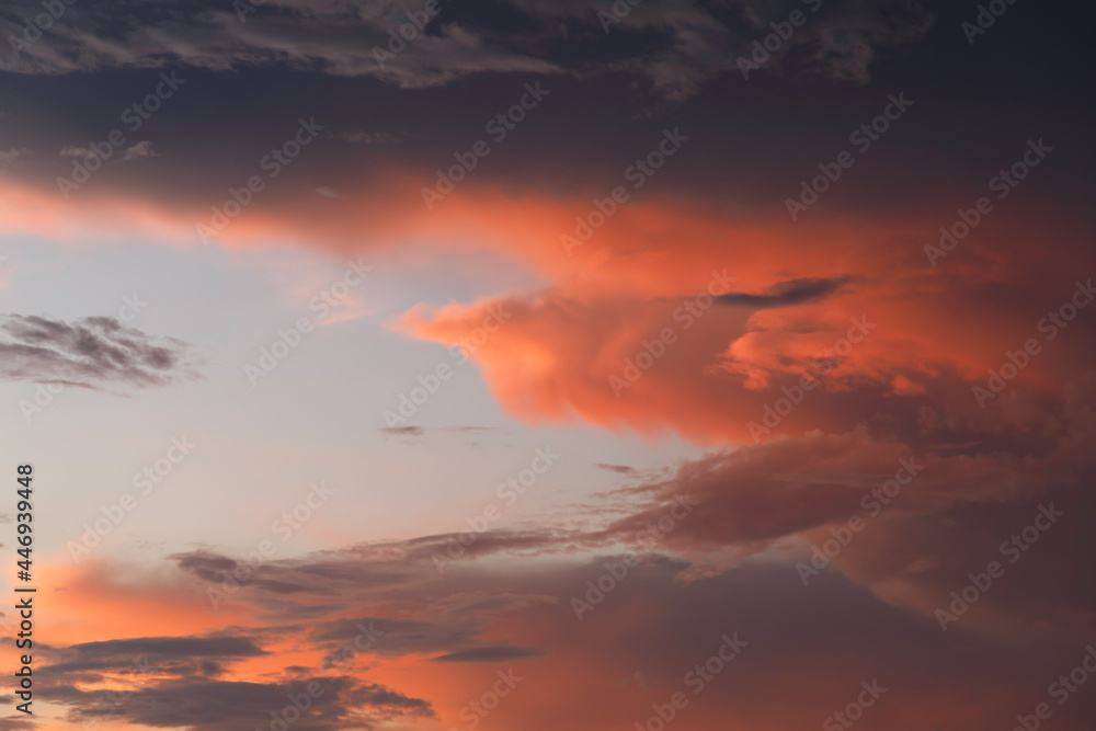 夕焼けの光を受けてオレンジ色に染まる雲