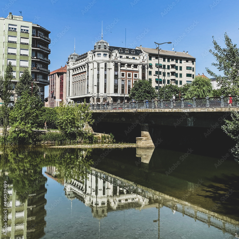 Ciudad frente al río con arboles