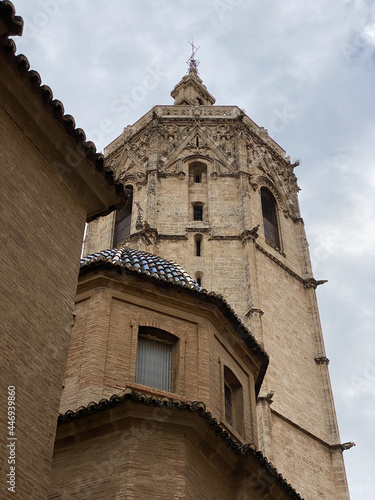 Casas con detalles religiosos y perspectiva 