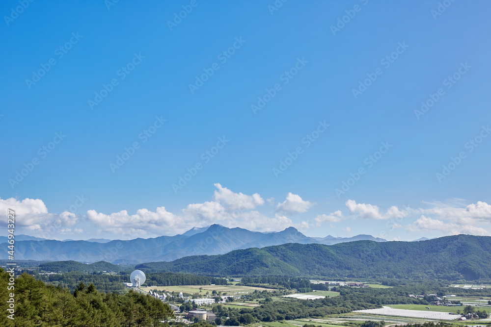 夏（8月）、野辺山宇宙電波観測所の遠景 長野県 南牧村