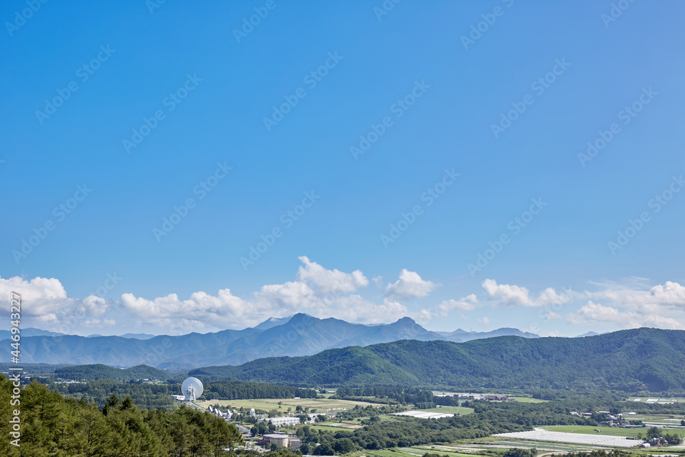 Fototapeta premium 夏（8月）、野辺山宇宙電波観測所の遠景 長野県 南牧村