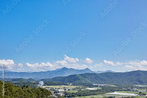 夏（8月）、野辺山宇宙電波観測所の遠景 長野県 南牧村