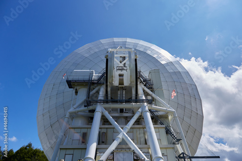夏（8月）、45m電波望遠鏡を後ろから見る 野辺山宇宙電波観測所 長野県 南牧村