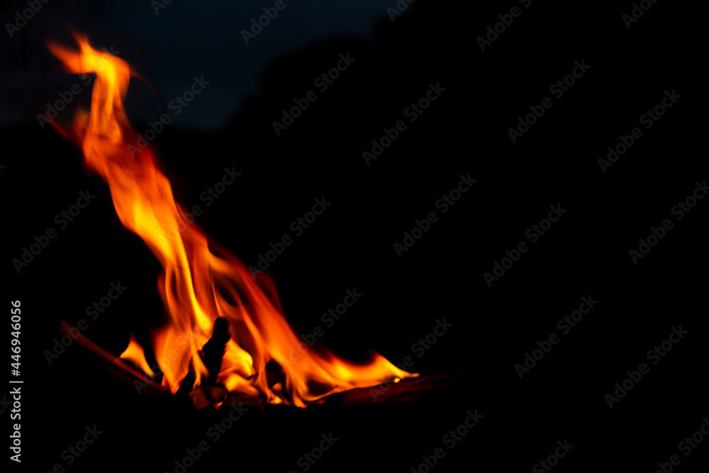 黒色の背景に燃え上がる炎の写真素材