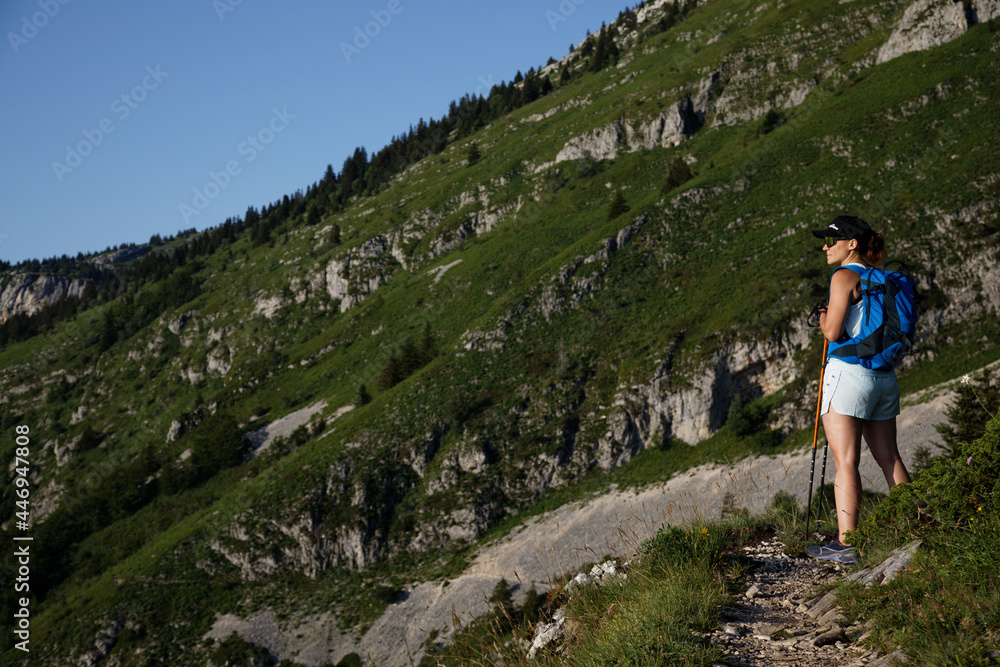 Randonnée en montagne, le soir, dans le Vercors au dessus de Grenoble au Col de l'Arc