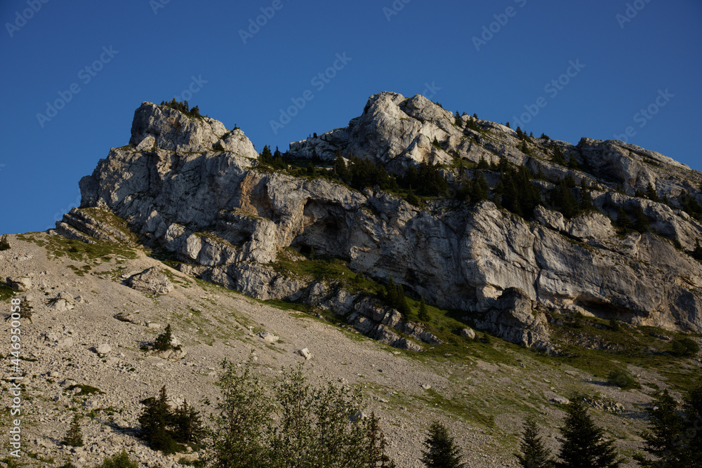 Randonnée en montagne, le soir, dans le Vercors au dessus de Grenoble au Col de l'Arc