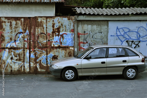 Stare auto, droga, graffiti