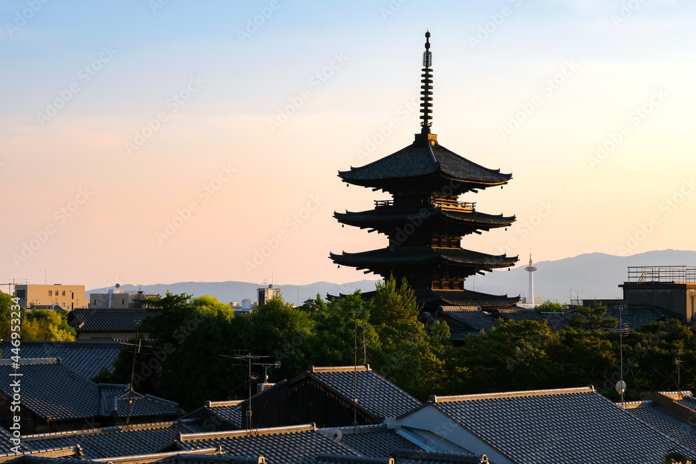 京都市 夕暮れ時の八坂の塔と街並み 京都市 夕暮れ時の八坂の塔と街並み