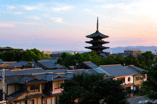 京都市 夕暮れ時の八坂の塔と街並み