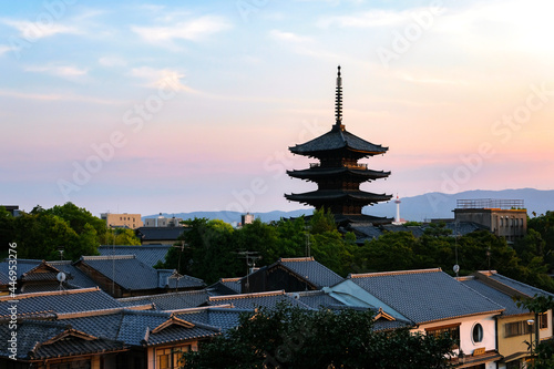 京都市 夕暮れ時の八坂の塔と街並み