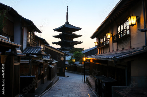 京都市 夕暮れ時の八坂の塔