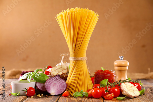spaghetti with tomato and basil
