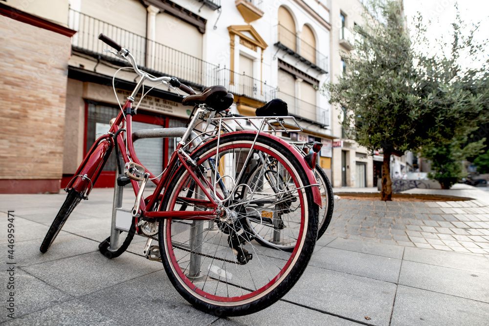 Bicicleta roja aparcada en el centro de la ciudad en Sevilla Andalucía España