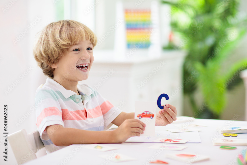 Kid learning to read. Phonics flash cards.