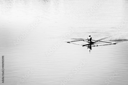 Uomo in canoa