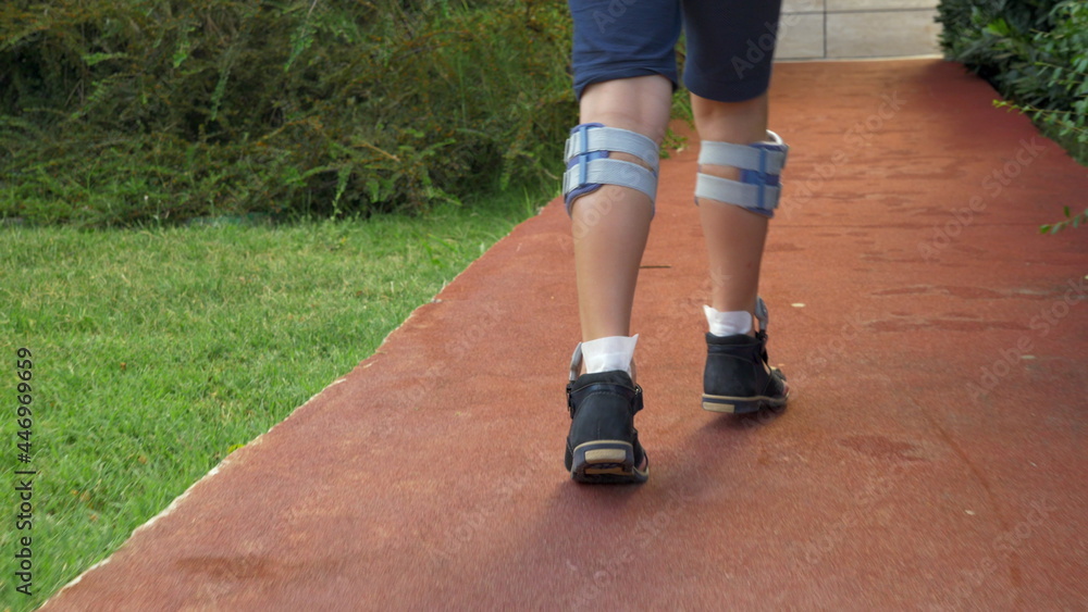 Fotografia Child undergoing treatment with functional electrical stimulation