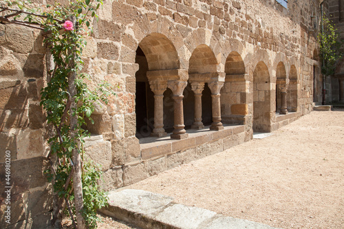 Dans le cloître de l'Église de Chamalières sur Loire (Haute-Loire)