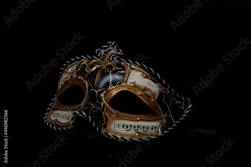 Máscara veneciana con decoración musical sobre fondo negro