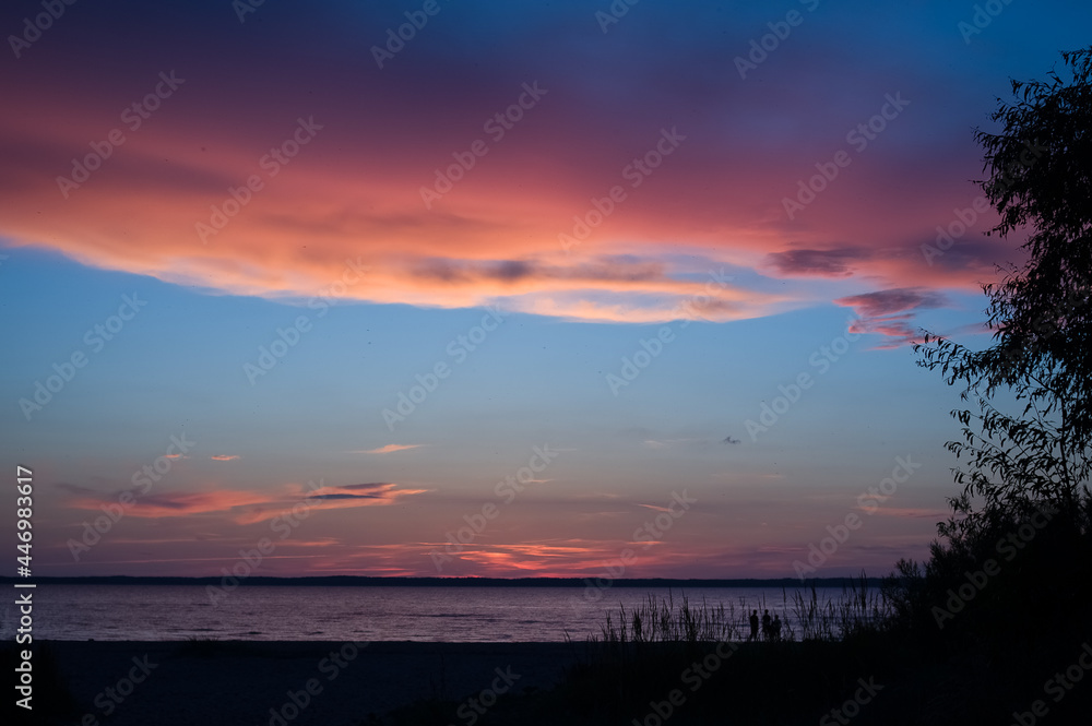 Kompozycja panorama plaża z pięknie oświetlonym niebem