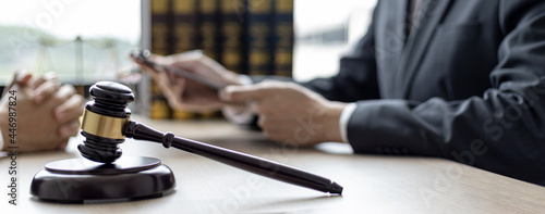 Cuadro en lienzo A small court judge's hammer is placed on the lawyer's table, the lawyer is advising the client to help them win the case against the defendant