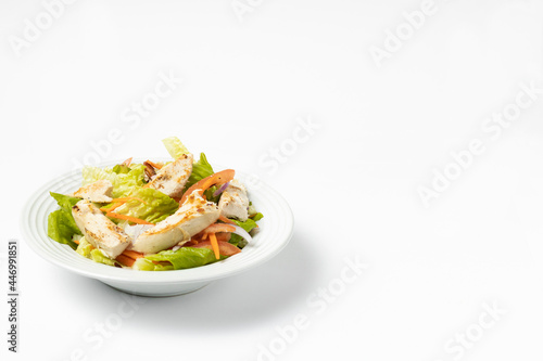 Ensalada de pechuga de pollo a la plancha, filete y verduras. Grilled chicken breast, fillet and fresh vegetable.