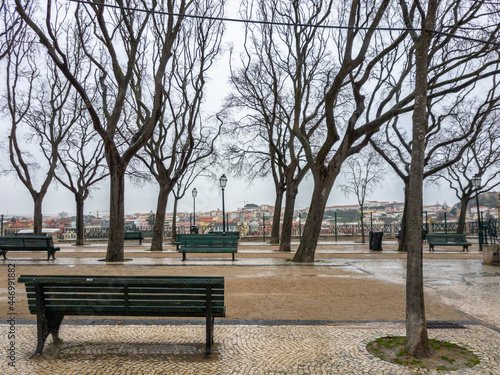 Cold and rainy scenario in the center of Lisbon, characteristic of the European winter