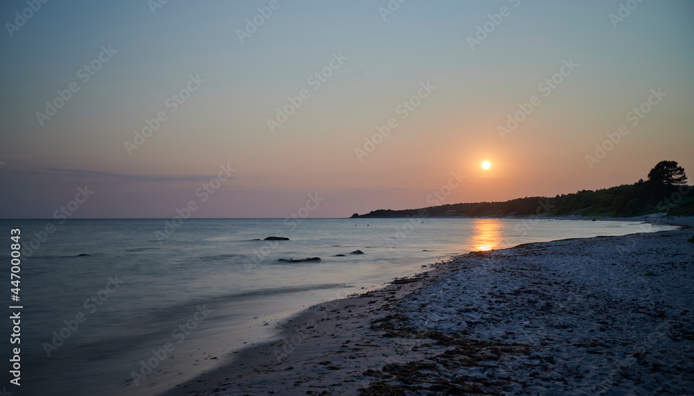 Sommerlicher Sonnenuntergang am Stand im Süden der dänischen Ostsee-Insel Bornholm in der Nähe der Ortschaften Øster Sømarken und Vester Sømarken. Sommerlicher Sonnenuntergang am Stand im Süden der dänischen Ostsee-Insel Bornholm in der Nähe der Ortschaften Øster Sømarken und Vester Sømarken.