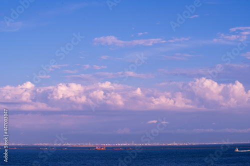 兵庫県神戸市東灘区の深江浜から芦屋に向かう芦屋大橋から大阪湾、大阪南港を望む。夕暮れが近い時、空には夏の雲と鮮やかなブルーのコントラスト。