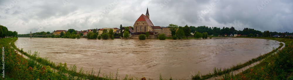 Fototapeta premium Hochwasser in der Stadt Laufen durch Sturmtief Bernd 2021