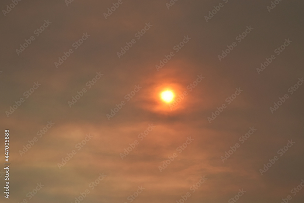 Feu de forêt : le panache de fumée masque le soleil, en plein jour, à 35 kilomètres de là. Feu de forêt : le panache de fumée masque le soleil, en plein jour, à 35 kilomètres de là.