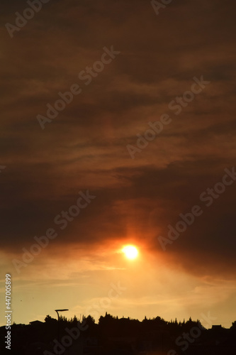 Feu de forêt : le panache de fumée masque le soleil, en plein jour, à 35 kilomètres de là.